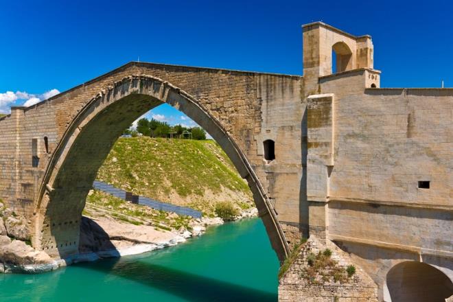 MALABAD KPRS     Diyarbakr?n Silvan ilesinde yer alan Malabadi Kprs, blgenin nemli tarihi miraslarndan biri. Artukoullar Dnemi'nde Timurta Bin lgazi Bin Artuk tarafndan ina ettirilen kpr 12'nci yzyl Seluklu Dnemi antsal mhendislik ve mimarlk bayaptlar arasnda. Malabadi Kprs, ayn zamanda dnyann bugne ulaan en byk kemer aklna sahip ta kemer kprs. Kemerin her iki yanndan kervan ve yolcular iin iki barnak oda bulunuyor. zerinde bulunan insan, gne ve arslan figrl kabartmalaryla da zgn ve dikkat ekici yaplar arasnda. Diyarbakr?a yolunuz derse buray grmeden dnmeyin.