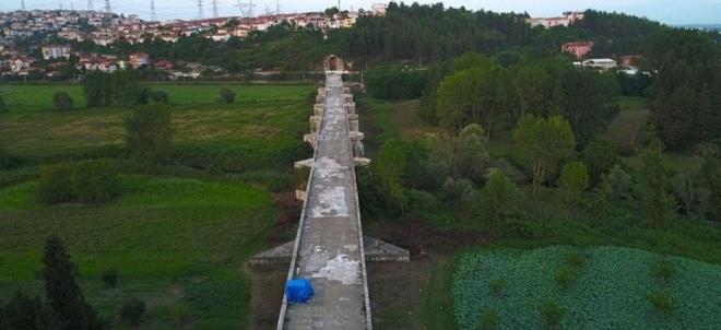 JUSTNANUS KPRS     Justinianus Kprs veya Sangarius Kprs Sakarya?nn Serdivan ilesinde yer alyor. Bizans mparatoru Justinianus tarafndan MS 558-560 yllarnda yaptrlan kpr, 365 metre uzunluunda ve 9,85 metre geniliinde. Toplam 12 kemerli olan kprnn bat ucunda tak izi, dou ucunda apsisli yap ve kpr ile ilgili tonozlu yap kalntlar bulunuyor. Her yl binlerce turisti arlayan Justinianus Kprs, erken Bizans Dnemi?nin Anadolu?daki en grkemli antsal yaplarndan. Justinianus, zamana meydan okuyan mimarisi, nemli gemii ve evresindeki esiz doasyla seyahat listenize girmeyi hak edecek yerler arasnda.