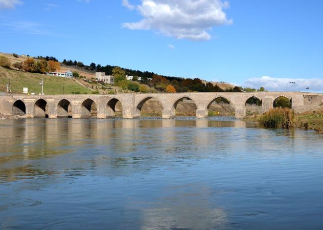 DCLE KPRS     Diyarbakr?n tarihe tanklk eden bir dier kprs ise Dicle Kprs. Kentin Sur ilesinde Dicle Nehri zerinde yer alan tarihi kpr halk tarafndan ?On Gzl Kpr? olarak bilinir. Mervaniler zamannda hkmdar Nizamddevle Nasr tarafndan yaptrlan kprnn, zaman iinde birok kez restore edilerek ksmen deitii dnlyor. Kentin simgesi haline gelen ve en nemli yaplar arasnda yer alan bu kpr Silvan veya Mervani isimleriyle de biliniyor. 178 metre uzunluunda ve 5.6 metre geniliindeki bu tarihi kpr savalarda da daima en ok korunan yaplardan biri. Tarihin izlerini yakndan grmek isterseniz Dicle Kprs?n rotanza ekleyebilirsiniz.