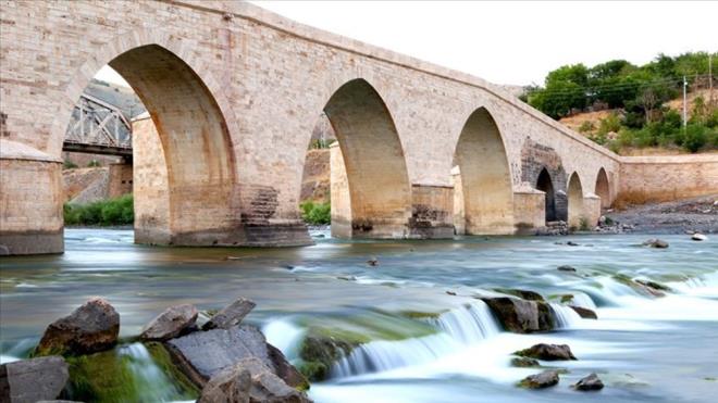 PALU KPRS     Tarihe tanklk eden bir baka kpr ise Palu Kprs. Trkiye?nin en grkemli kprleri arasnda yer alan kpr, Elaz'n Palu ilesi Murat nehri zerinde yer alyor. Kprnn ne zaman yapldna dair net bir bilgi bulunmuyor ancak Roma Dnemi?nde ina edildii dnlyor. Palu Kprs, kuruluu ve kemer ekilleri bakmndan Seluklu dnemi kprlerine de benzetiliyor. Tarihi kprnn Artuklular Dnemi?nde yapld da sylentiler arasnda. Kpr, pek Yolu gzerghnda bulunmas nedeniyle eskiden ?stanbul'u Badat'a balayan kpr? olarak da biliniyor. Turistlerin ve fotoraf tutkunlarnn ilgisini eken bu kpry siz de mutlaka ziyaret etmelisiniz.