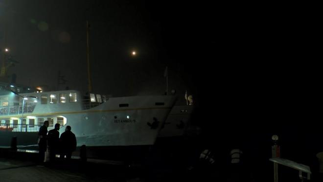 Meteoroloji Genel Mdrl'nn uyarlarnn ardndan stanbul'a akam saatlerinde sis kt. stanbul'da etkili olan sis nedeniyle ehir hatlar seferleri iptal edildi.