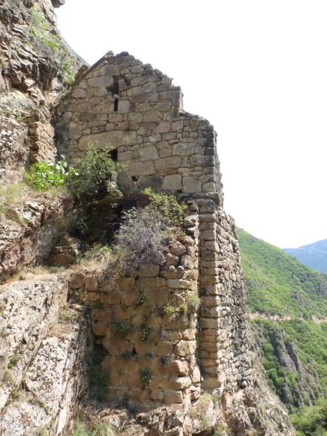 Artvin?in Karhal Da'nn eteklerinde sarp kayalktaki 1100 yl nce yapld tahmin edilen asrlk kilise, blge halknn youn abas sonucunda doa tutkunlar ve fotoraflar araclyla grntlendi.