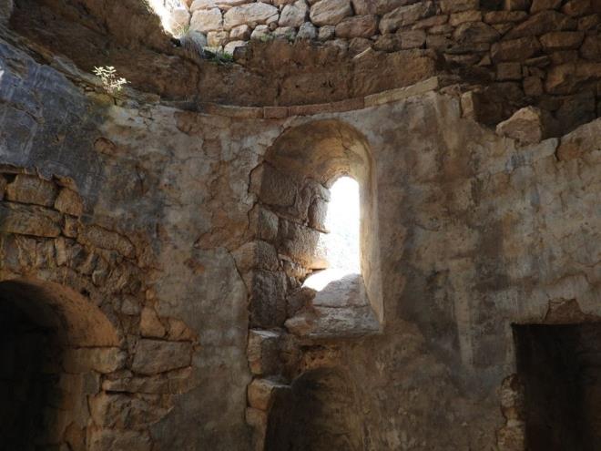 Amatr fotoraf ve ayn zamanda turizm rehberli Osman Demir ve ekibi, zorlu kayalklardan kilisenin iine girmeyi baard.