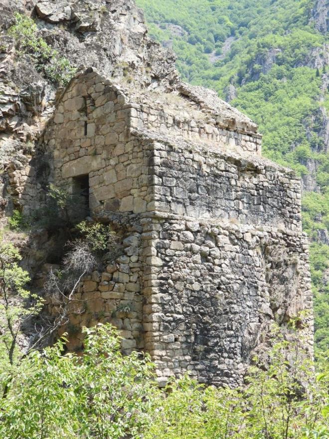 Karhal Da'nn eteklerinde yer alan 3 bin 428 rakml asrlk kilise, grenleri kendine hayran brakyor.