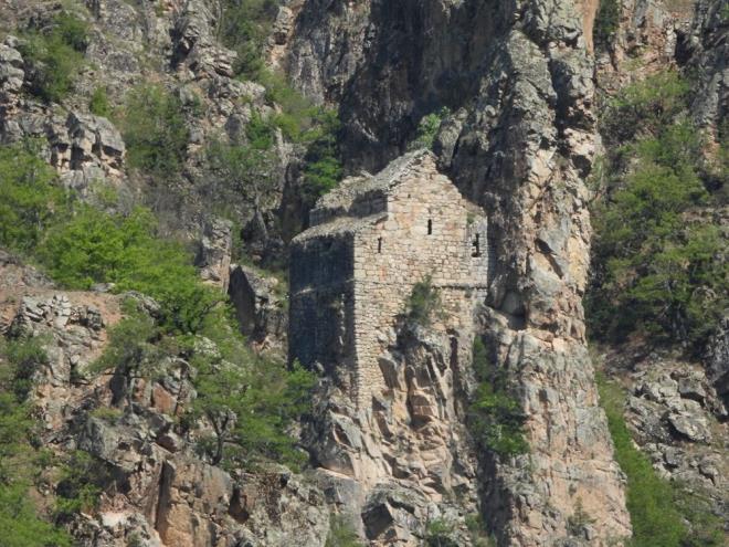 Tarih kitaplarnda Nukha Sakdari ad verilen, blge halk tarafndan ise Kilayet Manastr ya da Bakireler Kilisesi olarak bilinen yap, zor ve dik bir yamata kayalarn zerinde yer alyor.