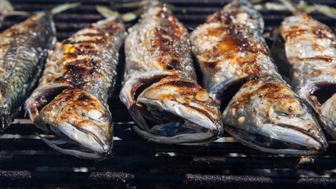 Omega-3 ya asitlerinden zengin balklar tketin<br>  Omega-3 ya asitlerinden zengin balk tketiminin de baklk sistemi iin nemli olduuna dikkat eken ahin, "Baklk sisteminiz zerinde etkili olan n-3 ya asiti asndan zengin olan hamsi, lfer, somon, ton bal, mezgit gibi balklarn tketimi; haftada 2 kez toplamda 300 gram olarak nerilmektedir.