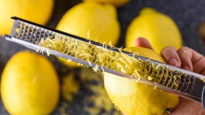 E vitamini de baklk sistemini glendirici zellie sahiptir, etkilidir. O nedenle E vitamininden zengin besin kaynaklar; yeil yaprakl sebzeler, kuru baklagiller ve yal tohumlara da yine gnlk beslenmede yer vermek gerekir. Dolaysyla gn ierisinde 5 porsiyon sebze-meyve eklinde beslenmeliyiz. Bunun 3 porsiyonunda sebzeye, kalan 2 porsiyonda ise meyveye yer veriyoruz" diye konutu.