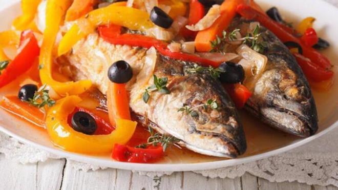 5 besin grubuna yer vermek gerekiyor<br>  K mevsiminde, Kovid-19 ve dier enfeksiyonlara kar baklk sisteminin glendirilmesi gerektiini syleyen ahin, "Yeterli ve dengeli beslenmek nemli. Dolaysyla salkl yemek tabanda bulunan besin gruplarna ncelik vermek gerekir. Bunlar; st ve st rnleri, et, tavuk, balk, kuru baklagiller, sebze ve meyveler, tahllar ve sert kabuklu yemiler eklinde sralanabilir. Dolaysyla yeterli ve dengeli beslenmemiz asndan bu 5 besin grubuna yer vermemiz gerekiyor" dedi.