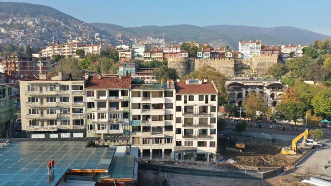 Bursa Bykehir Belediyesi?nce hazrlanan, evre ve ehircilik Bakanl tarafndan da desteklenen Tarihi ar ve Hanlar Blgesi arba Kentsel Tasarm Projesi?nde ykm almalar hzla devam ediyor.