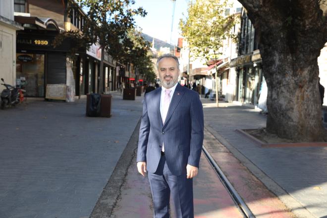 Binalar olduka rk<br>  ki hafta yaplan nce ykmlar yerinde incelediini ve binalarn ne kadar rk olduunu kendisinin de grdn hatrlatan Bursa Bykehir Belediye Bakan Alinur Akta, ?Biz Bursa?nn tarihi kimliini gn yzne karmak iin yola kmtk. Ancak ykm almalar baladnda grdk ki aslnda ok hayati bir dnm gerekletiriyoruz. Birka kk dokunula binalarn yerle bir olduunu gryoruz. Bu projeyle hem tarihi blgenin nn am olacaz, hem de depreme kar son derece riskli yap stounu da ortadan kaldrm olacaz. almalarmz normal takvimine gre devam ediyor. Bu ylsonuna kadar ykmlar tamamen bitirmek istiyoruz? dedi.