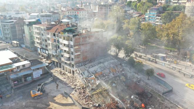 . Ykm almalarn bu ylsonuna kadar tamamlamay hedefleyen Bykehir Belediyesi, Kasm ayna da ykmla balad. Yine ana caddeli cepheyi yaklak 200 metrekare taban alanl 6 katl bir binann daha ykm kontroll bir ekilde yapld. Son alma ile birlikte yklan bina says 30?a, elde edilen alan ise 4000 metrekareyi at. Halan alanda yklan binann enkaz kaldrma almalar devam ederken, kamulatrmas tamamlanan binalar da srasyla yklacak.