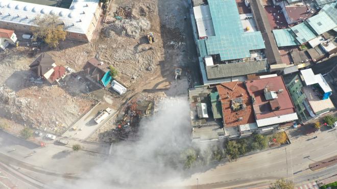 Getiimiz yl Austos aynda evre ve ehircilik Bakan Murat Kurum?un da katld trenle Kzlay binasnn ykmyla balayan sre, kur, Merkez Bankas binas ve Pirin Han?n arkasndaki trbenin etrafn saran dkkanlarn da aralarnda olduu 29 binann ykm tamamlanrken, daha nce Cemal Nadir Caddesi zerinden grlmeyen Ulu Cami ve hanlar, ykmlarn ardndan tm ihtiamyla ortayla kmaya balad.