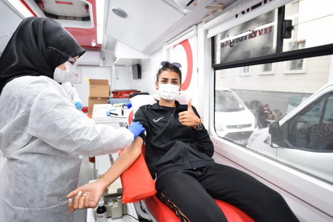 Ba oranlar dt<br>  Kzlay Genel Sekreteri Hseyin Can da toplam kan balarn yzde 60'a yaknnn mobil aralarla toplandn hatrlatarak, Bykehir Belediyesi tarafndan yaplan ban byk anlam ifade ettiini vurgulad. Pandemi nedeniyle kan ba oranlarnda dme grldn dile getiren Can, 'Trkiye geneline baktmzda 2 milyon 900 bin nite kan toplamamz gerekli. Bu yl uan itibariyle 2 milyon 53 binlerdeyiz. Kan toplama oranmz yzde 70'lere tekabl ediyor. Yani Trkiye genelinde ciddi anlamda hedeflerimizin altndayz. Bursa'daki hedeflerimize baktmzda 164 bin 500 nite hedef konmu, bunun 114 bin 500? salanm. Baktmzda yzde 90 hedefi yakalamlar. Bu byk bir baar. Bursa ekibine ve balarmza teekkr ediyorum' diye konutu.