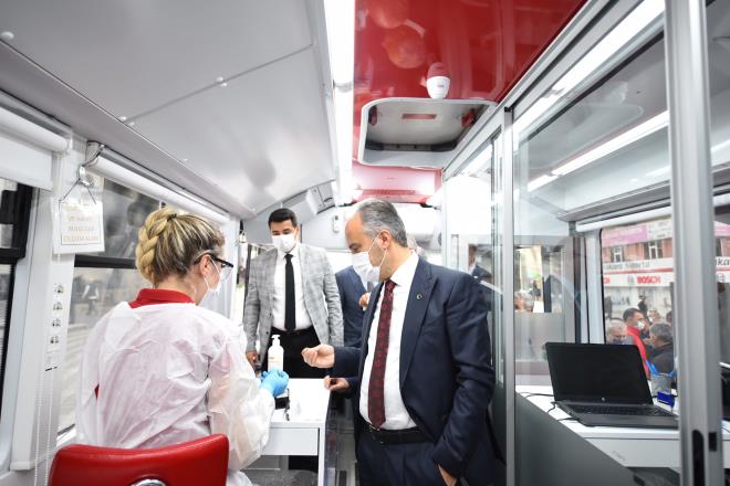 Desteimiz srecek<br>  Bursa Bykehir Belediye Bakan Alinur Akta da uan da bile hastanelerde ifa bekleyen, kan bekleyen insanlar olduunu hatrlatarak, Kzlay'n yllardr bu konuda nemli bir ilevi yerine getirdiini kaydetti. Yaral askerlere ve hastalara yardm cemiyeti olarak kurulan Kzlay'n bugn dnyann drt bir tarafnda dinine, diline, rkna bakmadan tm mazlum corafyalara uzanan bir el haline geldiini ifade eden Bakan Akta, 'Srecin bu noktaya gelmesinde emei geen herkese yrekten teekkr ederim. u an belki kana ihtiyacmz olmayabilir ama bir gn hepimizin Kzlay'la yolu kesiebilir, ihtiyacmz olabilir. Bu kendimiz de olabiliriz ve ya Allah gstermesin bir yaknmz da olabilir. Dolaysyla da byle bir organizasyona destek vermek bizim iin byk bir onurdur, ereftir. nallah temennimiz ve duamz hi kan ihtiyac olmasn ama Kzlay kan toplamaya, yardm etmeye, mazluma, yardma ihtiyac olanlara en uzatmaya devam etsin. Biz de bu srece destek olmaya, katk vermeye devam edeceiz' dedi.