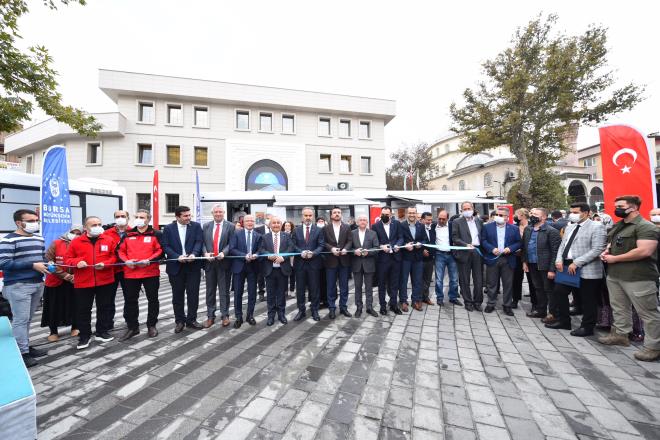 Acil deil, srekli ihtiya<br>  Trk Kzlay Bursa ube Bakan Prof.Dr. Murat Tutan da kann acil deil srekli ihtiya olduunun altn izdi. Kzlay'n kan temini yannda dnyada 100 milyonu akn ihtiya sahibine el uzattn, Bursa ubesi olarak da 14 bin mazluma ayni ve nakdi destekte bulunduklarn ifade eden Tutan, 'Ky okullarna ktphane yapyoruz. Engelli okullarna snf yapyoruz. Yzlerce ocuu giydiriyor ve krtasiye yardmnda bulunuyoruz. Bize bu otobsleri vermenin yannda Marmaris yangn da dahil olmak zere bize destek olan gen gnllerin ulam sorunlarn zen organizasyonlarmza yardmda bulunan, Bykehir olanaklarn bize minnet etmeden sunan Bykehir Belediye Bakanmz Sayn Alinur Akta'a ok teekkr ediyorum' diye konutu.