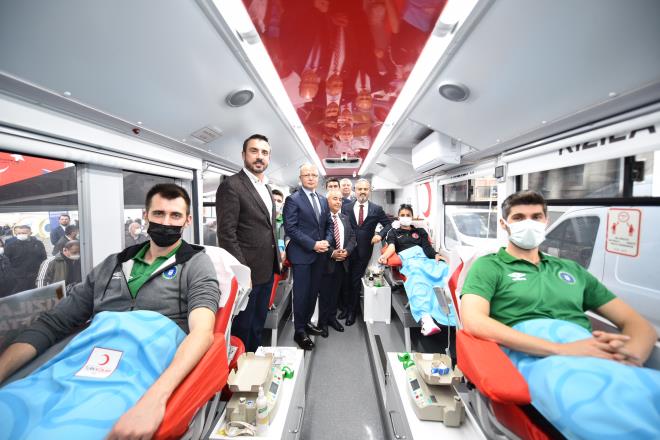 Bursa'y gelecee tayacak projeleri hayata geirmeye devam eden Bursa Bykehir Belediyesi, dier taraftan her trl sosyal sorumluluk projelerinde de ba ekmeye devam ediyor. Son olarak Bykehir Belediyesi tarafndan Trk Kzlay' Bursa ubesi'ne iki adet otobs balad. Mobil kan almlarnda kullanlacak otobslerden biri de Tarm A tarafndan kan almna gerekli cihazlarla donatld. kinci otobsn donanmn Kestel Belediyesi stlenirken, aralar dzenlenen trenle Kzlay'a teslim edildi. 15 Temmuz Demokrasi Meydan'nda dzenlenen trene Bursa Bykehir Belediye Bakan Alinur Akta'n yan sra Kestel Belediye Bakan nder Tanr, Trk Kzlay Bursa ube Bakan Prof.Dr. Murat Tutan, Kzlay Genel Sekreteri Hseyin Can, AK Parti l Bakan Davut Grkan ile Kzlay alanlar ve balar katld.