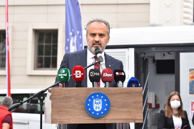 Mobil aralar ok nemli<br>  Kzlay Bursa ubesi'nin eski bakan olan AK Parti l Bakan Davut Grkan da Bykehir Belediyesi ile 23 ubat 2018'de yaptklar protokoln gereinin yerine getirmesinden byk mutluluk duyduunu syledi. Bykehir Belediyesi, Kestel Belediyesi ve sponsorlara teekkr eden Grkan, 'Mobil aralarmz kmsememek lazm. nk Bursa'nn, Trkiye hedeflerini gerekletirme noktasndaki prosedrlerin yerine getirmesi ve tamamlamas noktasnda mobil aralarmz ok nem arz ediyor. Kan balarnn yzde 60-65?inden fazlas bu aralarda toplanyor. Bu konuda emek gsteren, gayret sarf eden balarmza teekkr ediyorum' dedi.<br>  Konumalarn ardndan Bakan Akta ve protokol yeleri teslimi yaplan mobil kan alma aracnn iini gezdi.  Bykehir Belediyespor Kulb'nn Efeler Ligi'nde mcadele eden voleybolcular ve Olimpiyat madalyal Tekvandocu Hatice Kbra lgn de mobil arata ilk kan banda bulunan isimler oldu.