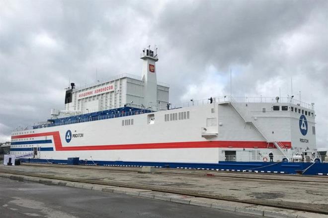 Nkleer konut stmas, Arktik Okyanusu'ndaki yakndaki bir mavnada retilen enerjiyi kullanarak Arktik liman topluluu Pevek'te tantld.     Sz konusu enerji, Rusya?nn en yeni nkleer icatlarndan birisi olan dnyann ilk yzen nkleer santrali  'Akademik Lomonosov'dan geliyor.  Akademik Lomosov, baz STK'lar ve evre kurulular tarafndan Yzen ernobil olarak adlandrlyor.