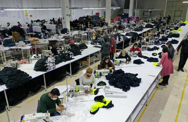 Trkiye statistik Kurumu (TK) asgari cret hesaplamasn nasl yapyor?  <br>  Geen yl bu erevede, Hacettepe niversitesi tarafndan, hafif i kolunda alan yetikin bir ii iin 2.765 kalori, orta i kolunda alan iin 3.090 kalori ve ar i kolunda alan iin ise 3.590 kalori almas gerektii belirtilmi ve bir iinin bu kalori ihtiyacnn salkl beslenerek karlayabilmek iin tketmesi gereken gda madde rnlerini ve bunlarn gnlk miktarlar belirlenmitir.