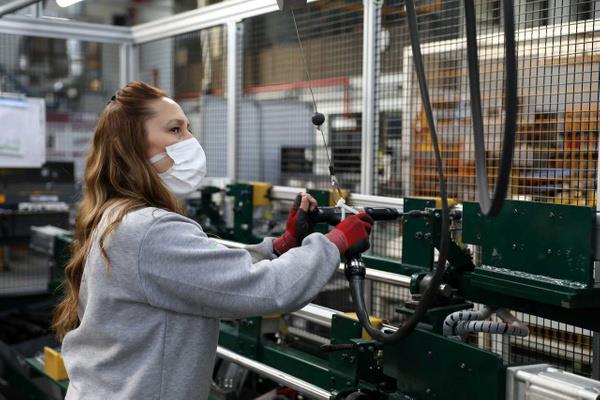 Yeni ylda geerli olacak asgari creti belirleme almalar kapsamnda al ve kapan toplantlarn Aile, alma ve Sosyal Hizmetler Bakanlnda yapan komisyon, ara toplantlarn ise ii ve iveren temsilcilerinin ev sahipliinde ayr ayr gerekletiriyor. Bakanln belirledii yelerden birinin bakanlk ettii komisyon, en az 10 yenin katlmyla toplanp, oy okluuyla karar veriyor. Oylarn eitlii halinde bakann bulunduu tarafn ounluu salad kabul ediliyor.