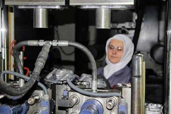 Elvan da asgari cret mesaj vermiti<br>  Perembe gn konuan Hazine ve Maliye Bakan Ltfi Elvan da asgari cret konusunda aklamalarda bulunmutu. Elvan, Trkiye'nin 2023 Vizyonu Zirvesi'nde konutu. Bakan Elvan yapt aklamada, "Cumhurbakanmzn en hassas olduu hususlardan biri vatandamzn enflasyona ezdirilmemesi. Asgari cret bata olmak zere bu konuda gerekli hassasiyeti gstereceiz" demiti.