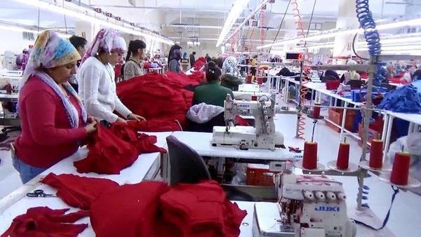 3. toplantda Trkiye statistik Kurumu'nun asgari cret hesaplamas da sunuluyor. Aile, alma ve Sosyal Hizmetler Bakanl?nn talebiyle bir iinin gnlk dengeli beslenme kalb hakknda bilgi iin Hacettepe niversitesi hafif, orta ve ar i kollarnda alan yetikin iilerin enerji ve besin esi gereksinimini karlayacak protein, st/st rnleri, ya, karbonhidrat, sebze/meyve gibi temel besin maddelerini ve bunlarn gnlk tketilmesi gereken miktarlar belirliyor. Buna ii dengeli beslenme sepeti deniyor.