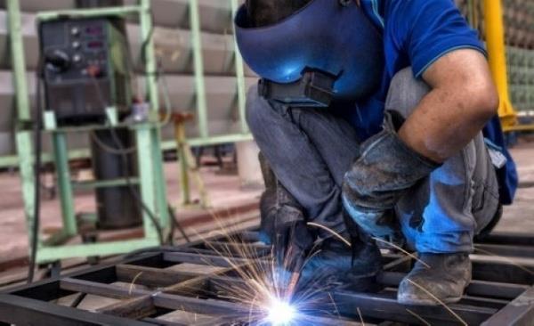 Milyonlarca alan "Asgari cret ne zaman aklanacak, asgari cret ne kadar olacak?" sorularnn yant bulmasn bekliyor. alanlar bu sorularn yantlarn beklerken ekonomi ynetiminden ilk deerlendirmeler de geldi. alma ve Sosyal Gvenlik Bakan Vedat Bilgin, TBMM Plan Bte Komisyonu'nda bakanlnn sunuunda yapt deerlendirmede asgari creti gndemden karacak bir dzenleme yaplacan sylemiti.