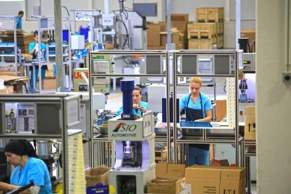 Bilgin, "ilerimizi koruyan, asgari cret meslesini Trkiye gndeminden karacak bir dzenleme olacak. Asgari cretle ilgili Trkiye apnda anket yapyoruz. Enflasyon karsnda emei koruyacak bir asgari cret seviyesinin belirlenmesi gerektii dncesiyle hareket ediyoruz." dedi.