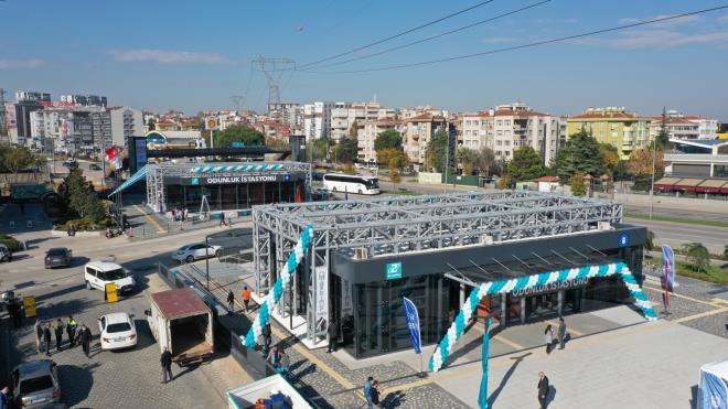 Bursa?da ulam sorununun ortadan kaldrlmas amacyla yol geniletme ve yeni yollar, toplu ulam tevik, rayl sistem sinyalizasyon optimizasyonu gibi almalar hayata geiren Bykehir Belediyesi, mevcut rayl sistem hattna yeni bir istasyon daha ilave etti. zellikle yeni stadyum, oteller, hastane, alveri merkezleri, kafeteryalar ile yaya hareketliliinin youn olduu blgedeki ihtiyac karlamak amacyla Acemler Bursaspor ve Nilfer istasyonlar arasna Bykehir Belediyesi Ulam Dairesi Bakanl tarafndan yeni bir istasyon yapld. stasyon binalar modern d grntsyle blgeye ayr bir deer katarken, Odunluk stasyonu?nun al trenine Bykehir Belediye Bakan Alinur Akta, l Emniyet Mdr Tacettin Aslan ve AK Parti l Bakan Yardmcs Ufuk Ay ile ok sayda davetli katld.