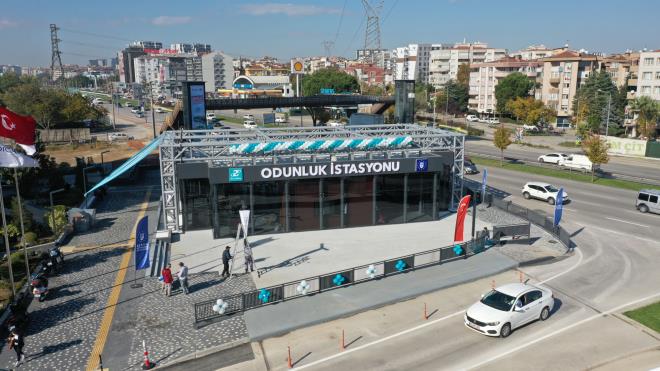 1 haftada 35 bin yolcu<br>  Bursa Bykehir Belediye Bakan Alinur Akta, yeni stadyum, oteller, hastane, alveri merkezleri, kafeteryalar ile blgedeki yaya hareketliliinin youn olduuna dikkat ekerek, blgeye kolay ulam iin yeni istasyonun nemli bir ihtiya olduunu hatrlatt. stasyon binalarnn sponsor desteiyle yaplacan ancak sponsor olacak firmann ilerini bahane ederek sponsorluktan ekildiini dile getiren Bakan Akta, yaklak 30 milyona mal olan tesisin Bykehir kaynaklaryla yapldn aklad. Yeni istasyonun 1 haftadr kullanmda olduunu ve bu sre iinde 35 bin kiinin Odunluk stasyonunu kullandn dile getiren Bakan Akta, mimari anlamda Bursaray?n en estetik istasyonunun blgeye kazandrldn da szlerine ekledi.