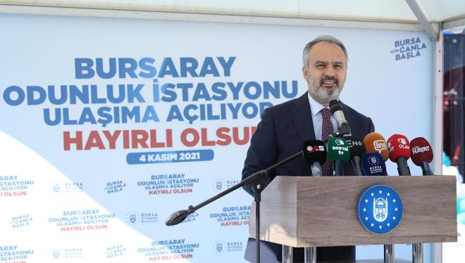 2022 ihale ve yatrm yl<br>  zellikle toplu tamann yaygnlatrlmas amacyla greve geldikleri ilk gnden beri nemli almalar hayata geirdiklerini ifade eden Bakan Akta, ?Merkez ve ilelerde 773 yeni arac filomuza dahil ettik. Yani 4 aratan n yeniledik. uan da 5,4 ya ortalamas ile Avrupa?nn en gen ulam filolarndan birine sahibiz. Bunun yannda yaklak 140 milyonluk yatrmla hayata geirdiimiz sinyalizasyon optimizasyonunu tamamlayp devreye aldk. Bylelikle 280 bin olan tama kapasitemizi 460 bine kardk. Artk yle istasyona gre 6 dakika, 4 dakika beklemek yok. 2 dakikada bir yeni vagon dizisi geliyor. T2 hattnda almalar hzla devam ediyor. malatlar yurtdnda devam ettii iin grlmyor ancak onu da nmzdeki yln ilk 6 aylk dneminde bitinmi olacaz. Bakanlk tarafndan yaplacak Emek ehir Hastanesi ihalesi iptal oldu. kinci kez Dantay?da ancak onu da en ge 2023?n ikinci yarsnda bitirmeyi hedefliyoruz. Acemler blgesiyle ilgili yaptklarmz var, devam eden almalarmz var. Finansmanmz hazr, ekiplerimiz hazr ve 2022 ok daha youn ihalelerle ve yapm ileriyle geecek? diye konutu.