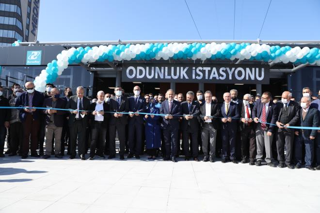 Bakan Akta, toplu ulamda pandemi ncesi rakamlara hala ulalamadn hatrlatarak, pandemi ncesi 950 binlerde olan tama kapasitesinin yeni yeni 750 binleri grmeye baladn da szlerine ekledi.  Daha sonra al kurdelesini kesen Bakan Akta ve protokol yeleri, istasyon binalarn gezerek, Bursarayla yolculuk yapt.