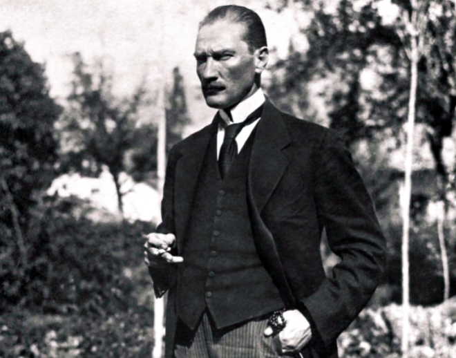 Btn dnya 10 Kasm'da biz Almanlarn da dostluk ve sayg ile bal olduumuz bir insann hayatn ve eserlerini takdirle anmaktadr. Atatrk, daima Trkiye ile Avrupa arasnda sk balar kurmaya almtr.