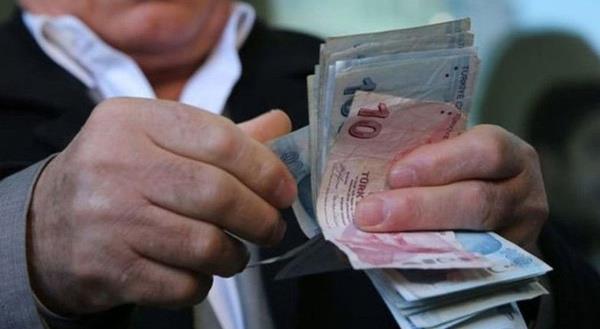 3600 ek gsterge  <br>  ktidarn gndemine ald en nemli konulardan biri de memurlar yakndan ilgilendiren 3600 ek gsterge sorununun zm oluturuyor. Bu kapsamda hem memur maalarn hem de emeklilik ikramiyelerini artracak olan dzenlemenin en ksa srede Meclis'e sevk edilmesinin planland dile getiriliyor.