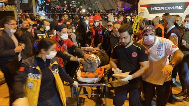 AFAD: 9 LDEN ARAMA-KURTARMA EKPLER SEVK EDLD    AFAD; Adyaman, Elaz, Diyarbakr, Kahramanmara, Bingl, Tunceli, Erzurum, Sivas ve Adana'dan arama-kurtarma ekiplerinin Malatya'ya sevk edildiini bildirdi.