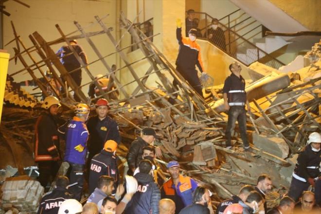 4 K GZALTINDA    Malatya Cumhuriyet Basavcl, ken 2 katl binayla ilgili balatlan soruturma kapsamnda 4 kiinin gzaltna alndn duyurdu. Yaplan aklamada, u ifadelere yer verildi:      "Olayla ilgili olarak bilirkiiler tarafndan gerekli incelemeler yaplm olup toplanan deliller itibariyle izinsiz tadilat yaptrld anlalmtr. Sz konusu tadilat yaptran i yeri sahibi ve 3 alan gzaltna alnmtr. Soruturma ok ynl olarak titizlikle srdrlmektedir."