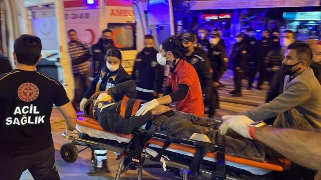 13 K KURTARILDI    Binada balatlan arama kurtarma almalar srasnda 13 kii enkazdan yaral kurtarld, 3 kii kendi imkanlaryla kt. Yarallar, ambulanslarla hastanelere sevk edildi. Yarallardan 8 kii taburcu edildi.<br>"ULAILAMAYAN BR K HBARI YOK"  <br>  ileri Bakan Yardmcs smail atakl, enkaz altnda bir kii olduuna dair bilgi olmadn belirterek, "Ulalamayan bir kii ihbar yok" dedi.    8 kiinin taburcu edildiini belirten atakl, bir kiinin de youn bakmda olduunu aklad.