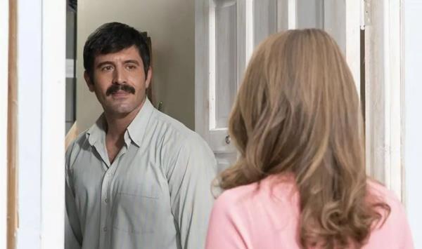 Cihangir Ceyhan'n eini kimin oynayaca merak konusu idi  <br>  Burcu Biricik, Feyyaz erifolu, Devrim Yakut, Nur Srer, Hande Ataizi, Hamza Yazc ve Selma Erge gibi nl isimlerin baroln paylat Camdaki Kz'a yeni sezonda Cihangir Ceyhan da ok merak edilen 'Hayri' karakteriyle katld. Yeni sezonuyla ekran macerasna devam eden Camdaki Kz dizisinde, Hayri karakterini canlandran Cihangir Ceyhan'n eini kimin oynayaca merak konusu idi.