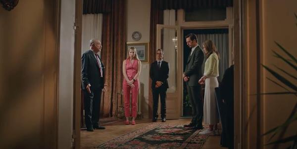 Ynetmen koltuunda Nadim G'n oturduu dizide: Nur Srer, Feyyaz erifolu, Devrim Yakut, Hande Ataizi, Selma Erge, Turul Tlek, erif Erol, Tamer Levent, Hamza Yazc, Feri Baycu Gler, Merve Polat ve Nihal Menzil karakterlere hayat veriyor.