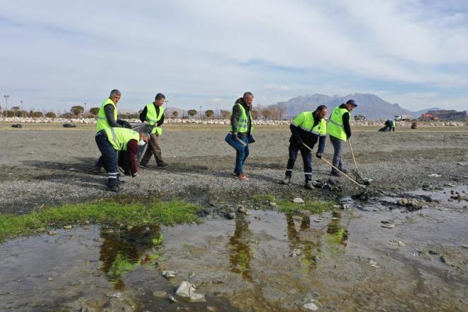 ekilen alanlarda atklarn toplanmas iin pekyolu Belediyesi alma yapt. Ekiplerin toplad 40 ton p geri dnme kazandrld.