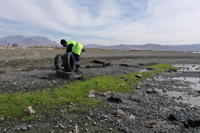 Trkiye?nin en byk gl olan, dnyann ise en byk sodal gl olma zellii tayan Van Gl?nde soy yllarda yalarn azalmasyla ekilmeler yaand.