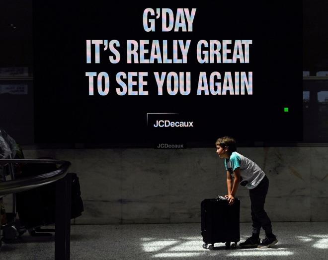 Dier taraftan Avustralya, Haziran aynda balayan ve son derece bulac Delta varyantnn patlak vermesi nedeniyle Sidney, Melbourne ve ulusal bakenti Canberra'da aylarca kapatt.