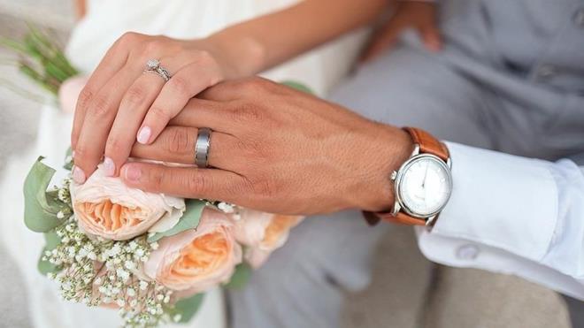 Bu kapsamda yaplan yardmlar tutar ne olursa olsun prime esas kazanlarn hesabnda dikkate alnmyor. Dolaysyla evlenme yardmlar da sigorta priminden muaf tutuluyor.    Hak sahiplerinin ncelikle dilekeyle bavurusu gerekiyor. Evlenme tarihi nfus ktne ilenmediyse dilekeyle birlikte evlenme czdannn bir rneinin kuruma verilmesi zorunluluu var.    Evlenme denei hesabnda ek demeler dikkate alnmyor. Alnan ayln iki yllk tutar kadar pein deme yaplyor.