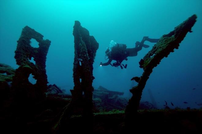 Blgenin daha nce zel izinlere tabi bir dal alan olduunu ancak son dzenlemeyle turizme aldn belirten Zeybek, "Buras 100 yllk bir su alt park. Her batkta, gemide yaanmlk var. Dalclar anakkale Boaz'nn k olduu iin gzel bir canllk bekliyor. Karadeniz'de byyen canllar, anakkale Boaz'ndan geerek bu blgeden Ege'ye alyorlar. Dolaysyla bu blgede Marmara ve Ege suyu var" dedi.
