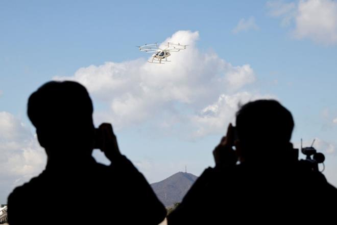 Dikey kalklar ve iniler iin helikopter benzeri rotorlarla glendirilen aracn, pilotsuz olarak kullanlabildii ve bamsz olarak alabildii vurguland.