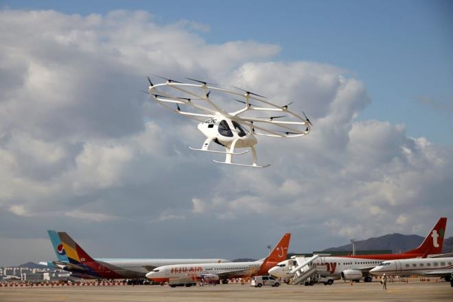 Bakent Seul?deki Gimpo Havaliman'nda gerekleen etkinlikle tantlan uan arabalar ile bir deneme uuu gerekletiren bir pilot, kontroln ve koordinasyonunu test edip gstermek iin Alman irket Volocopter tarafndan gelitirilen iki koltuklu "Volocopter 2X" modeliyle uu gerekletirdi.