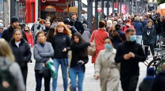 DNYANIN BR YILDA 6 MLYAR IRINGA RETME KAPASTES VAR    Bununla birlikte Hedman, dnyann ylda yaklak 6 milyar rnga retimi kapasitesi olduunu syledi. Ancak, 2023 ylna kadar iki doz corona virs asna ihtiya duyan yaklak yedi milyar insan olacan aklad.