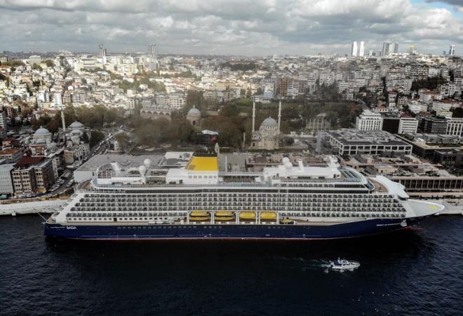 Bin yolcu kapasiteli gemi, 236 metre uzunluunda ve 31,2 metre geniliinde.