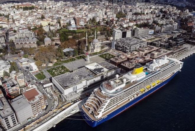 Trkiye'ye, kruvaziyer gemileriyle gelen turistler, stanbul'da birka gn geirerek tarihi mekanlar geziyor, elence mekanlarnda vakit harcyor ve alveri yapyor.