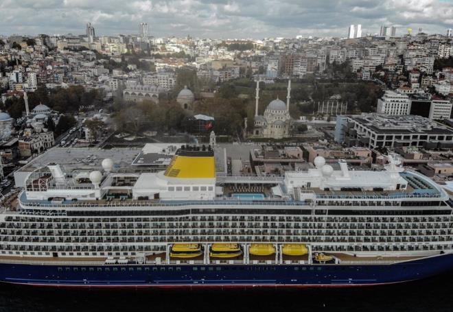 5 yldzl bir otelin tm ihtiyalarn karlayabilecek ekilde tasarlanan gemide; tiyatro, ktphane, golf simlatr ve havuz alanlar, barlar ve restoranlara ek olarak, spor salonu, SPA alan bulunuyor. Ayrca her kamarann kendi balkonu var.